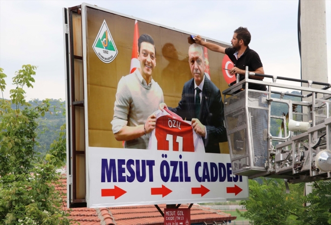 Mesut Özil'e memleketi Devrek'ten destek