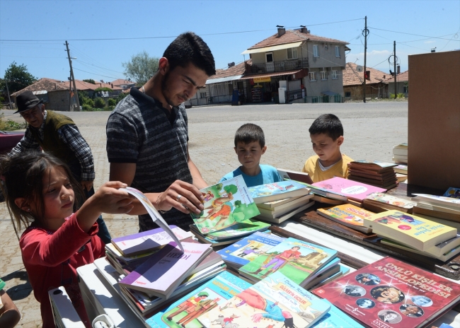 Nostaljik kamyonetiyle köy çocuklarına kitap dağıtıyor