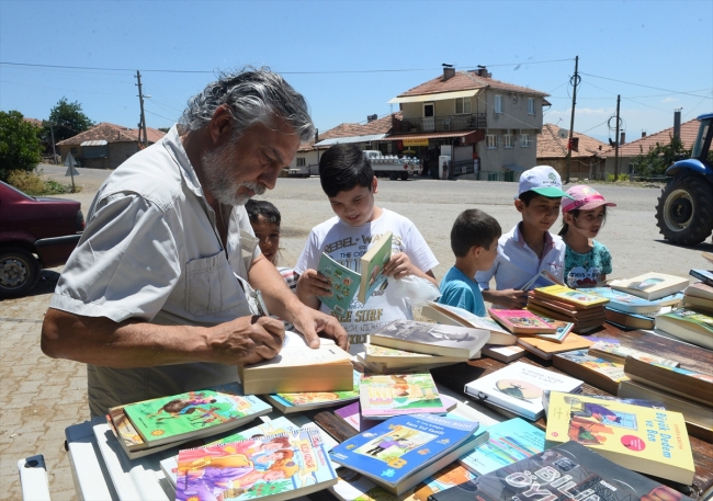 Nostaljik kamyonetiyle köy çocuklarına kitap dağıtıyor