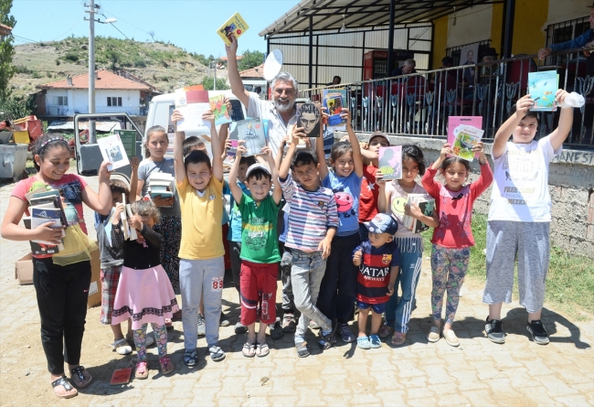 Nostaljik kamyonetiyle köy çocuklarına kitap dağıtıyor