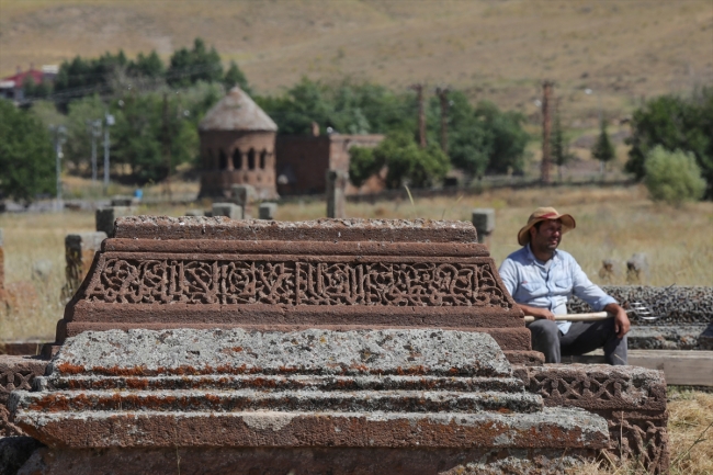 Ahlat Selçuklu Meydan Mezarlığı tarihe ışık tutuyor