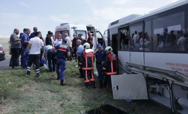 Ankara'da trafik kazası: 1 ölü, 23 yaralı