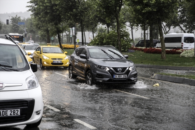 İstanbul'da sağanak yağmur etkili oldu