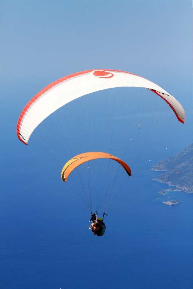 Fethiye Babadağ'da yamaç paraşütü uçuşlarında artış oldu