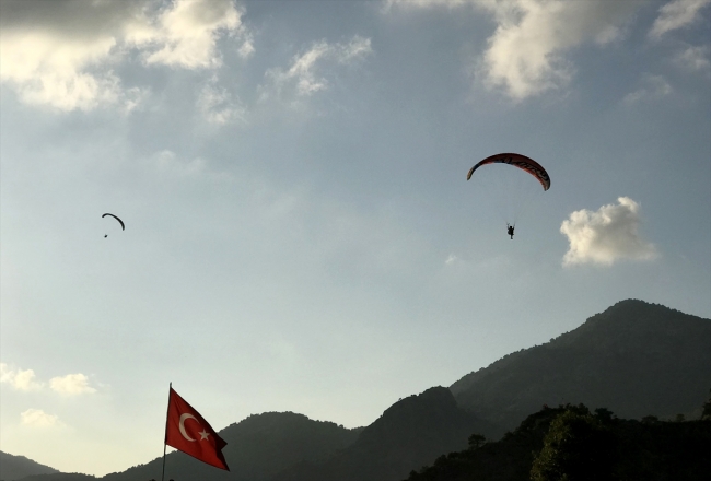 Fethiye Babadağ'da yamaç paraşütü uçuşlarında artış oldu