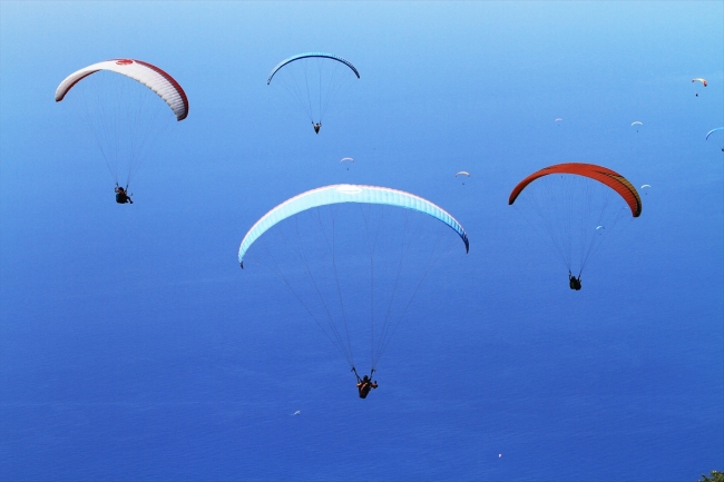 Fethiye Babadağ'da yamaç paraşütü uçuşlarında artış oldu