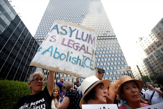 New York'ta "valizli" göçmen protestosu