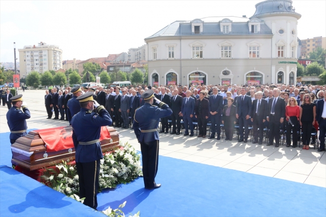 "Kosova'nın Mandela'sı" Adem Demaçi son yolculuğuna uğurlandı