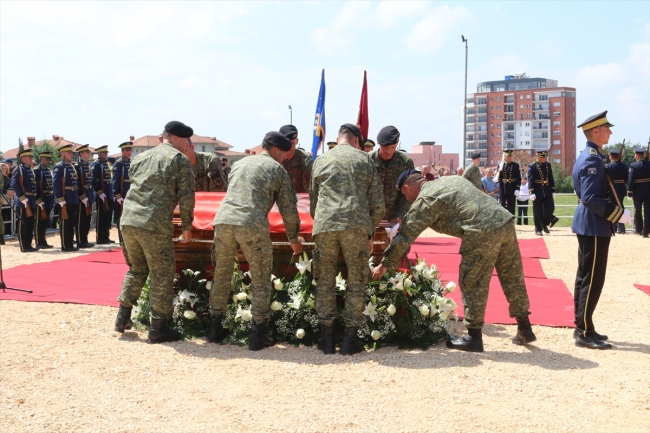 "Kosova'nın Mandela'sı" Adem Demaçi son yolculuğuna uğurlandı