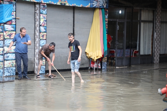 Rize’de heyelan: 3 kişi son anda kurtuldu