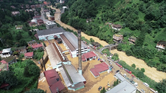 Rize'de şiddetli yağış taşkınlara neden oldu