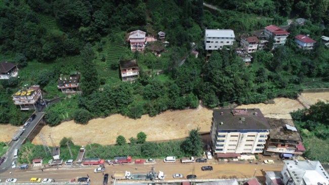 Rize'de şiddetli yağış taşkınlara neden oldu