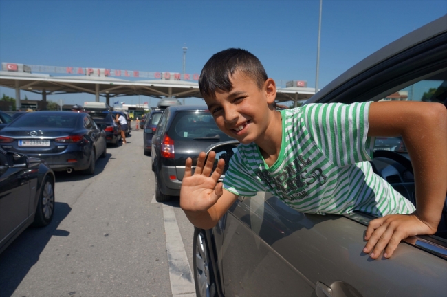 Gurbetçilerin Kapıkule'den dönüş yolculuğu sürüyor