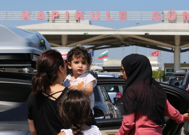 Gurbetçilerin Kapıkule'den dönüş yolculuğu sürüyor