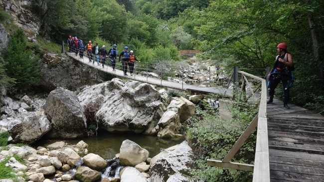 Şehit anne ve bebeğini anmak için Horma Kanyonu'nda 4 kilometre yürüdüler