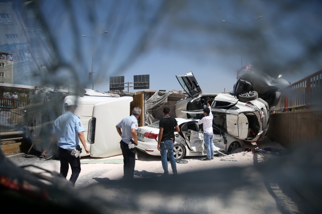 Şanlıurfa'da freni boşalan tır 4 araca çarptı