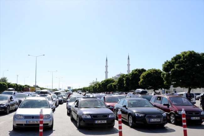 Gurbetçilerin Kapıkule'den dönüş yolculuğu sürüyor