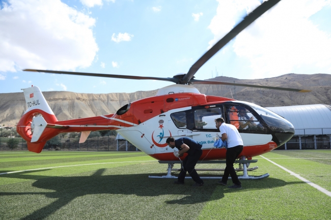 Ambulans helikopter çorba tenceresine düşen bebek için havalandı