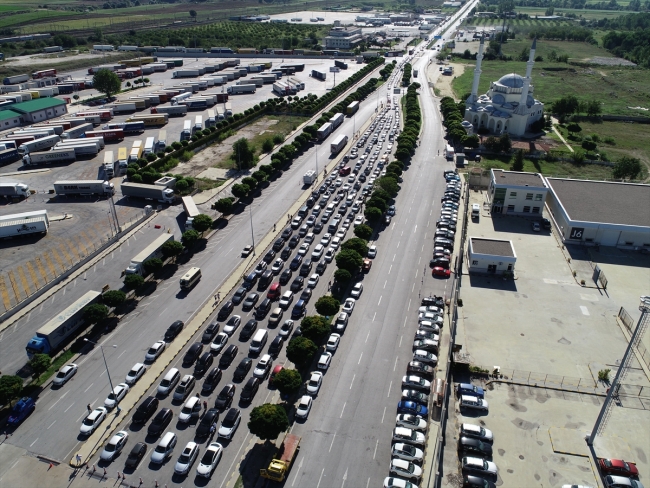 Gurbetçilerin Kapıkule'den dönüş yolculuğu sürüyor