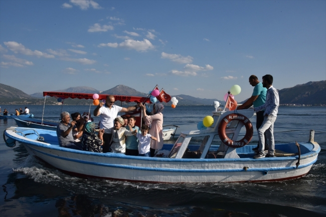 Isparta Eğirdir Gölü 20 tekneli sünnet konvoyu ile renklendi