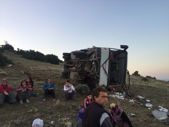 Manisa'da tarım işçilerini taşıyan servis devrildi: 26 yaralı