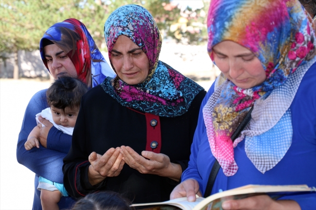 Bebeğiyle şehit olan kızının doğum gününü mezarı başında kutladı