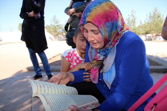 Bebeğiyle şehit olan kızının doğum gününü mezarı başında kutladı