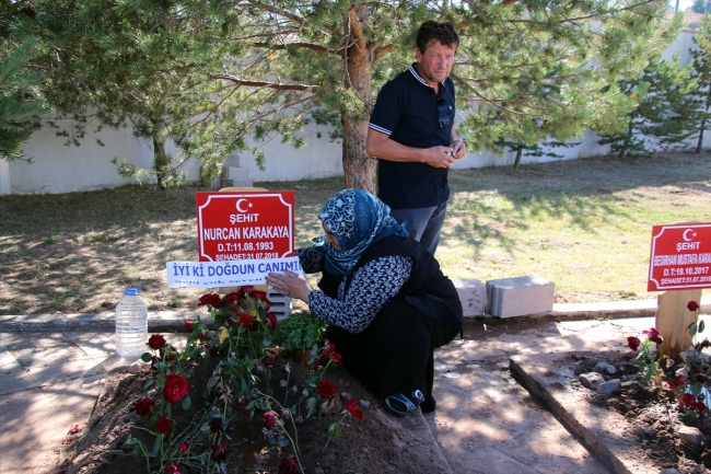 Bebeğiyle şehit olan kızının doğum gününü mezarı başında kutladı