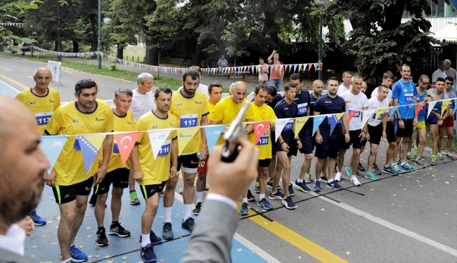 Bosna Hersek'te postacı yürüyüş yarışması düzenlendi