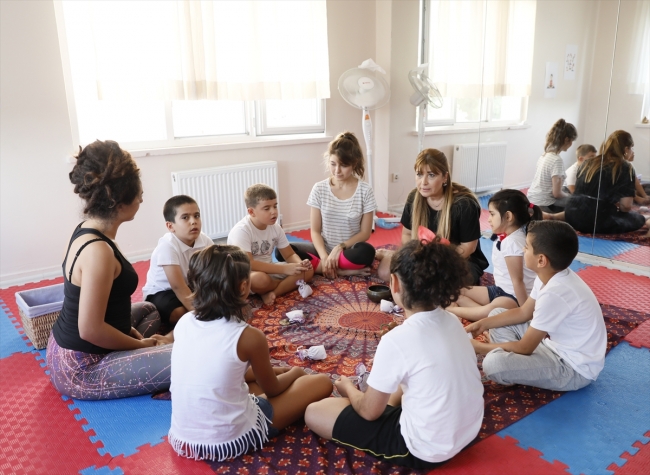 Özel çocuklara yoga ve duyu bütünleme ile terapi yapılıyor