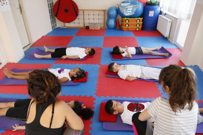 Özel çocuklara yoga ve duyu bütünleme ile terapi yapılıyor