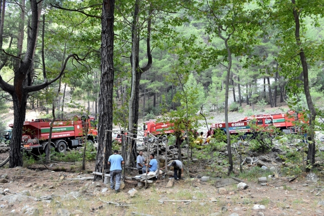 Orman işçileri yangınlara havadan ve karadan hızla müdahale ediyor