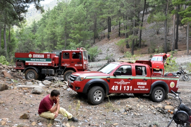 Orman işçileri yangınlara havadan ve karadan hızla müdahale ediyor