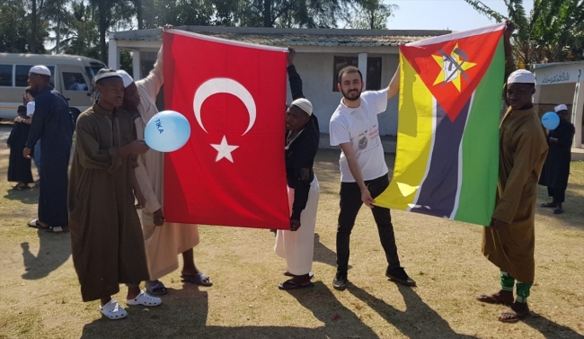 TİKA gönüllülerinden Mozambikli öğrencilere ziyaret