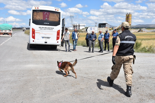 Narkotik köpeği "Obur" patlayıcılara geçit vermiyor