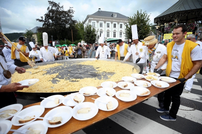 Belçika'da 10 bin yumurtalı dev omlet yapıldı