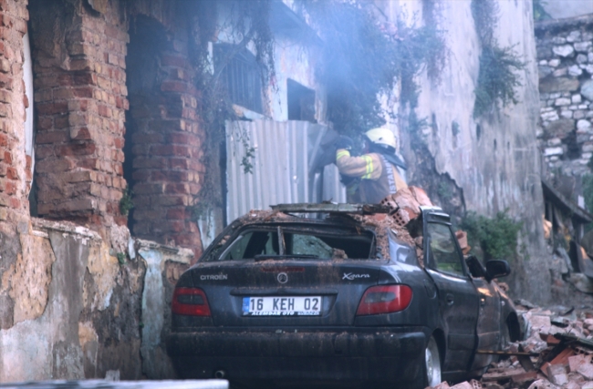 Yangında devrilen duvar otomobili kullanılamaz hale getirdi