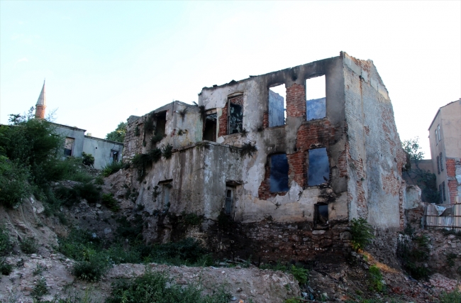 Yangında devrilen duvar otomobili kullanılamaz hale getirdi