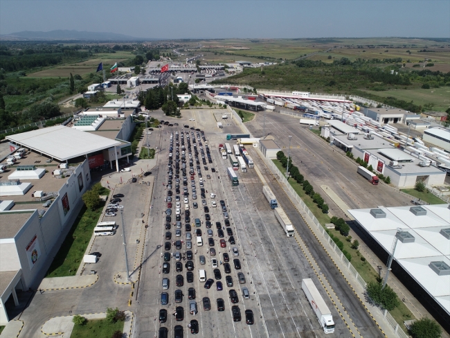 Sınır kapılarında gurbetçi kuyruğu