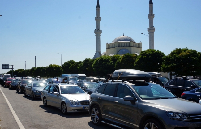 Kapıkule'de dönüş yoğunluğu