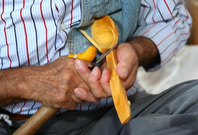 Babasından devraldığı 'şimşir kaşık' yapımını 60 yıldır sürdürüyor