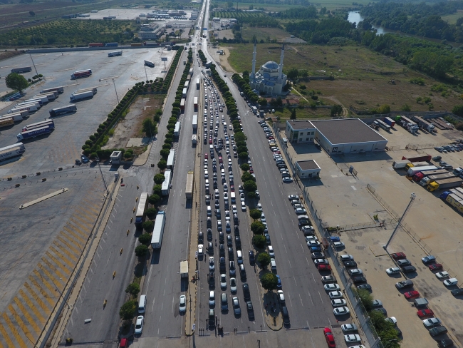 Sınır kapılarında 7 kilometrelik kuyruk