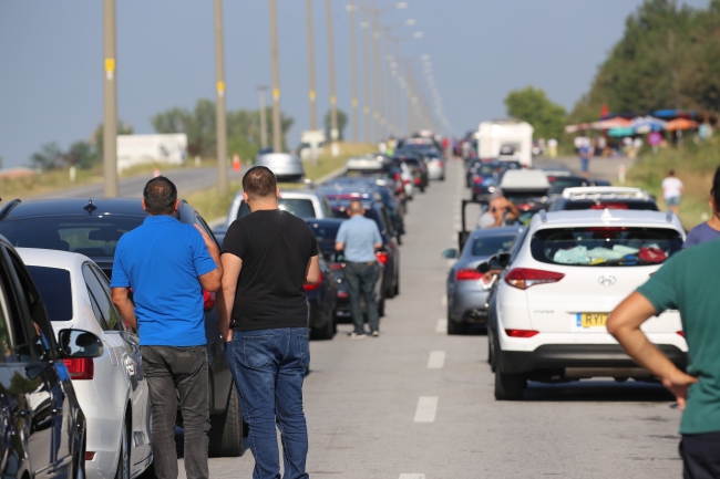 Sınır kapılarında 7 kilometrelik kuyruk