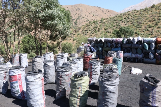 Yüzlerinde kömür karasıyla mevsimlik işçiler