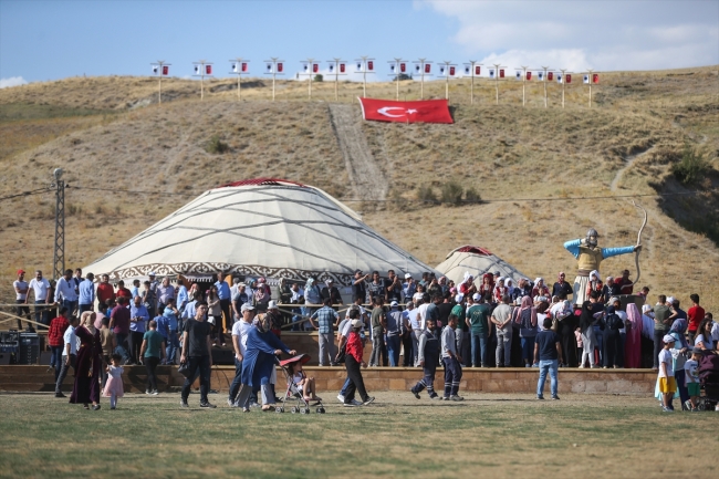 Malazgirt Zaferi kutlamalarının renkli misafirleri: Kırgız Türkleri