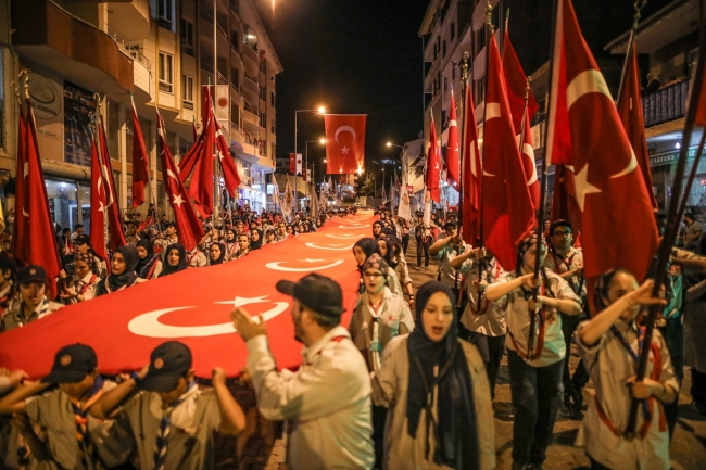 "Malazgirt şehitleri" anısına fener alayı düzenlendi