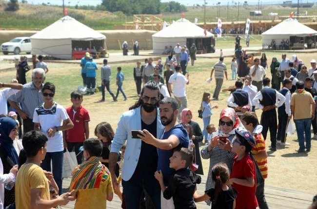 "Diriliş Ertuğrul" dizisi oyuncuları Malazgirt Zaferi kutlamalarında