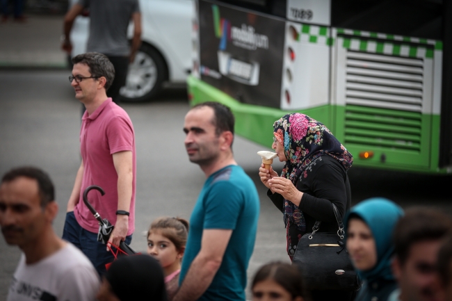 Ücretsiz dağıtılan bir ton dondurma 1 saatte tükendi