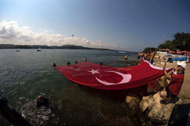 Su altı sporcuları Zafer Bayramı'nı sahilde Türk bayrağı açarak kutladı