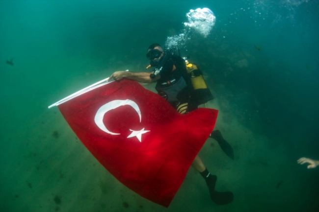 Su altı sporcuları Zafer Bayramı'nı sahilde Türk bayrağı açarak kutladı